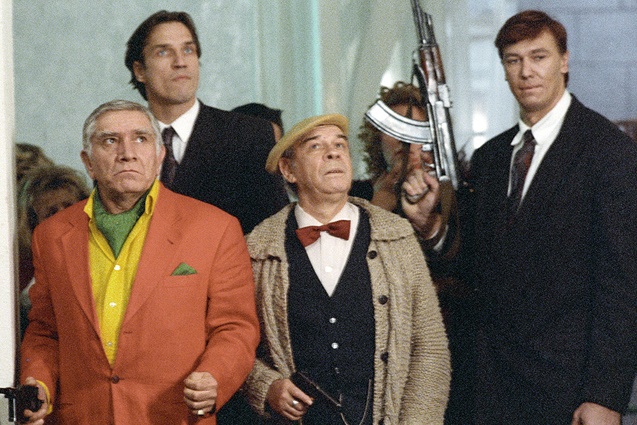 С Львом Борисовым и другими в фарсовой комедии Владимира Меньшова «Ширли-мырли», 1995 год