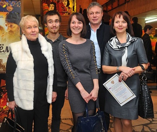 С мамой Галиной Ивановной, зятем, дочерью Марией и супругой Верой. «Мне в моей семье хорошо, я физически это ощущаю и никакой зависти или злобы ни к кому не испытываю»