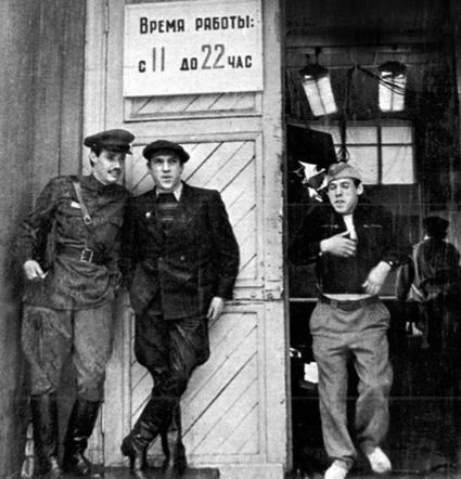 Владимир Конкин (Владимир Шарапов) и Владимир Высоцкий (Глеб Жеглов) на съемках культовой картины Станислава Говорухина «Место встречи изменить нельзя» по роману братьев Вайнеров «Эра милосердия», 1978 год