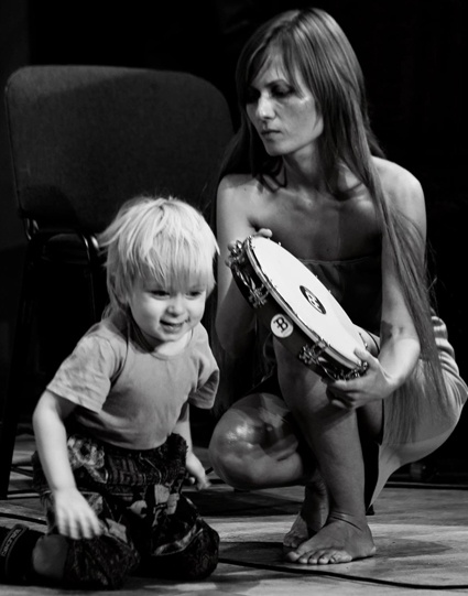 С сыном. Трехлетнего Святозара Катя берет с собой на выступления