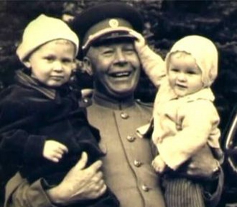 В отличие от Маршала Советского Союза Семена Тимошенко Сталин своими внуками не интересовался. Дети Василия Сталина от брака с Екатериной Тимошенко Василий и Светлана