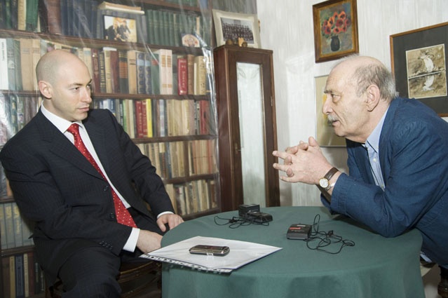 С Дмитрием Гордоном в своей московской квартире. «Мы до войны в бараке — здесь недалеко, у Красных ворот — жили, там у нас комната с отдельным входом была. Когда Чиаурели приезжал, останавливался у нас, и если от Сталина возвращался, к нам домой приходил»