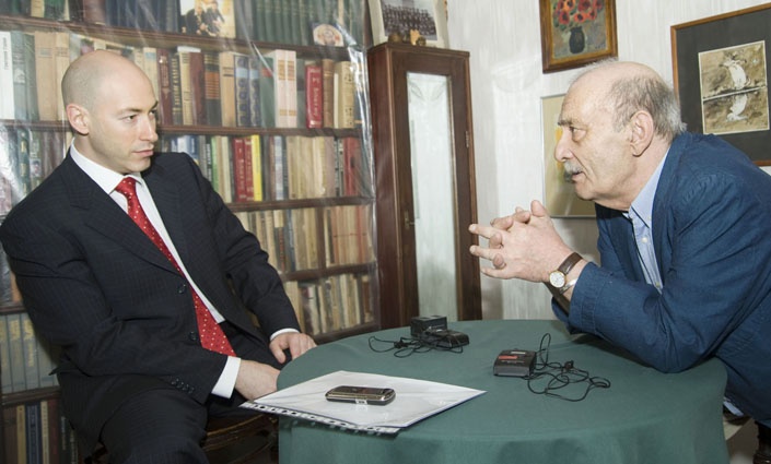 С Дмитрием Гордоном в своей московской квартире. «Мы до войны в бараке — здесь недалеко, у Красных ворот — жили, там у нас комната с отдельным входом была. Когда Чиаурели приезжал, останавливался у нас, и если от Сталина возвращался, к нам домой приходил» Фото Феликса РОЗЕНШТЕЙНА