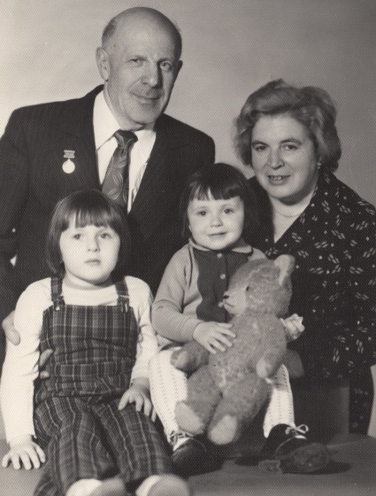 Родители Бориса Березовского Абрам Маркович и Анна Александровна с внучками Лизой и Катей, 1976 год