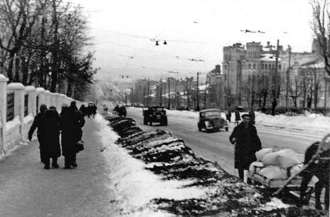 Бульвар Шевченко в оккупированном Киеве. Слева ограда Ботанического сада