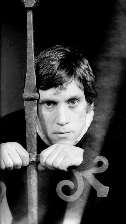 В роли Гамлета: «Какие сны в том смертном сне приснятся, когда покров земного чувства снят?»