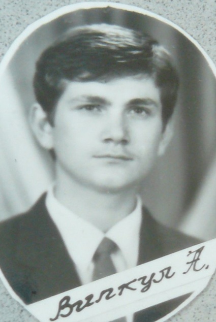 Александр Вилкул родился в 1974 году в Кривом Роге, там же окончил Центрально-Городской лицей, затем — Криворожский технический университет, ректором которого был его отец