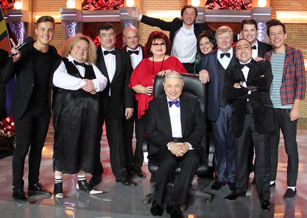 Евгений Ваганович со своей бывшей супругой Еленой Степаненко и другими артистами «Кривого зеркала». «Я же прежде всего режиссер! Исправить, наставить, поставить, направить, уточнить, лишнее отсечь...»