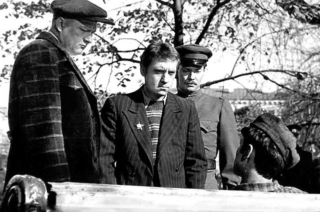 Иван Пасюк (Александр Милютин), Глеб Жеглов (Владимир Высоцкий), Владимир Шарапов (Владимир Конкин) и зарезанный бандитом «Черной кошки» оперативник Василий Векшин (Евгений Леонов-Гладышев), «Место встречи изменить нельзя»