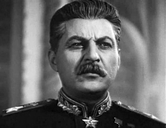 Лауреат четырех Сталинских премий народный артист СССР Михаил Геловани прославился многократным исполнением роли Сталина в советских кинокартинах. «Он так долго Сталина играл, что костюмы, в которых снимался и которые ему отдавали, чем-то вроде пижамы ему служили»