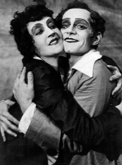 Любовь Гаккебуш (Проня Прокоповна) и Иосиф Гирняк (Свирид Голохвастов) в спектакле театра «Березиль» «За двома зайцями» по пьесе Михаила Старицкого. Гирняк был одним из четырех артистов, выступивших в защиту Леся Курбаса, в 1933-м арестован, отбывал наказание в одном из лагерей Коми АССР, затем эмигрировал