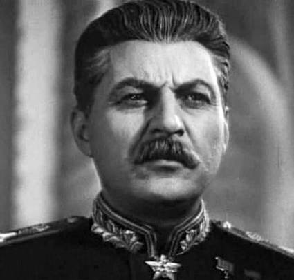 Лауреат четырех Сталинских премий народный артист СССР Михаил Геловани прославился многократным исполнением роли Сталина в советских кинокартинах. «Он так долго Сталина играл, что костюмы, в которых снимался и которые ему отдавали, чем-то вроде пижамы ему служили»