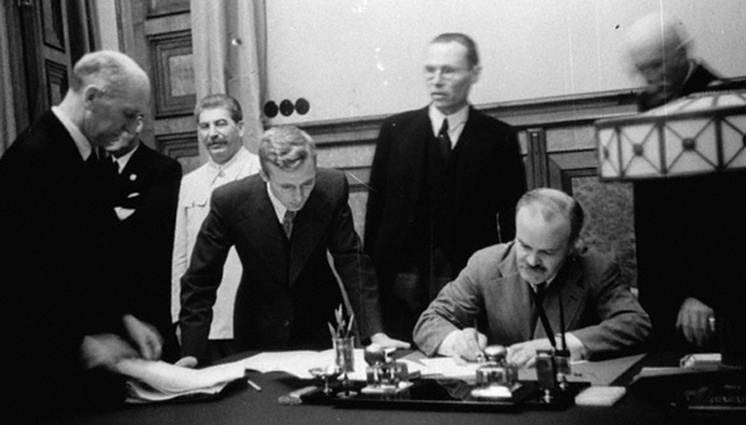 Подписание Договора о ненападении между Германией и Советским Союзом, в соответствии с которым участники соглашения обязывались воздерживаться от нападения друг на друга и соблюдать нейтралитет в случае, если одна из них становилась объектом военных действий третьей стороны. Документ был подписан председателем Совета народных комиссаров СССР, наркомом по иностранным делам Вячеславом Молотовым (сидит за столом) и министром иностранных дел Иоахимом фон Риббентропом