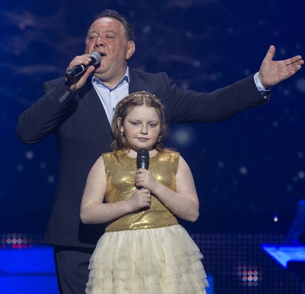 Богдан Бенюк с девятилетней внучкой Орысей выступили с песней «Місяць на небі»