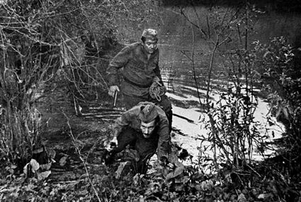 Кадр из отснятого, но не вошедшего в фильм «Место встречи изменить нельзя» материала: Левченко (Виктор Павлов) и Шарапов на фронте. «Когда мы с Павловым насквозь промокшую форму скинули, я увидел, что вся спина у Вити в темных кругах от банок. Оказалось, он ради съемок прямо с постели приехал...»