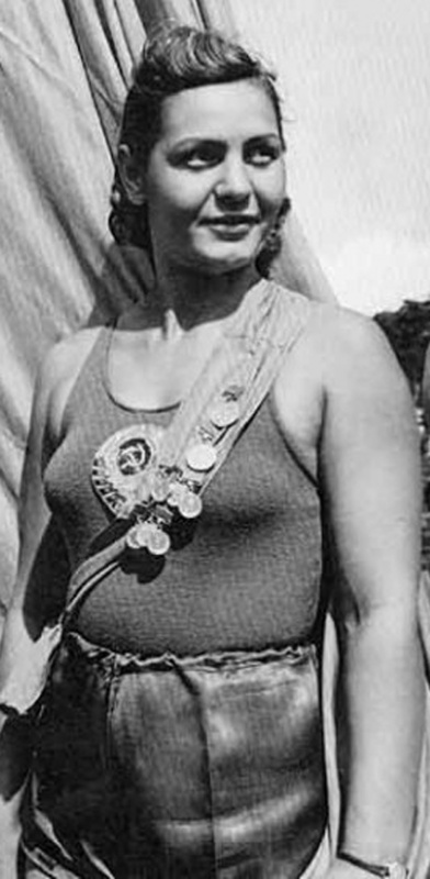 «Капитолина, последняя жена, бабой умной была, достаточно хорошо все понимала, и жизнь отца при ней нормальной стала»