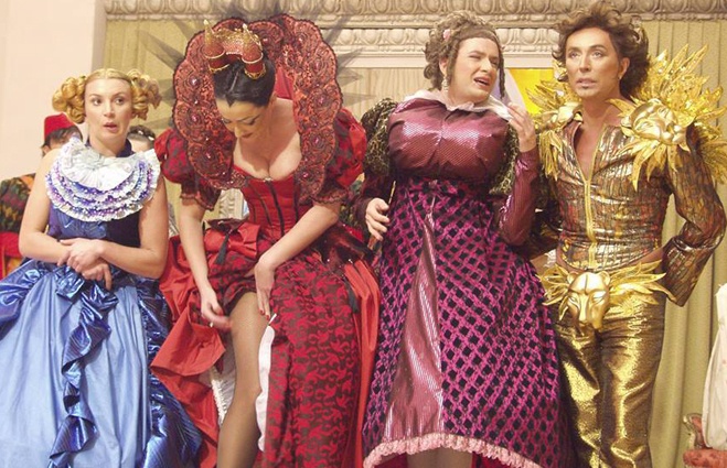 Инна Еременко (первая дочь Мачехи), Лолита Милявская (Мачеха), Андрей Данилко (вторая дочь Мачехи Брунгильда) и Валерий Леонтьев (Король) в мюзикле «Золушка», 2003 год