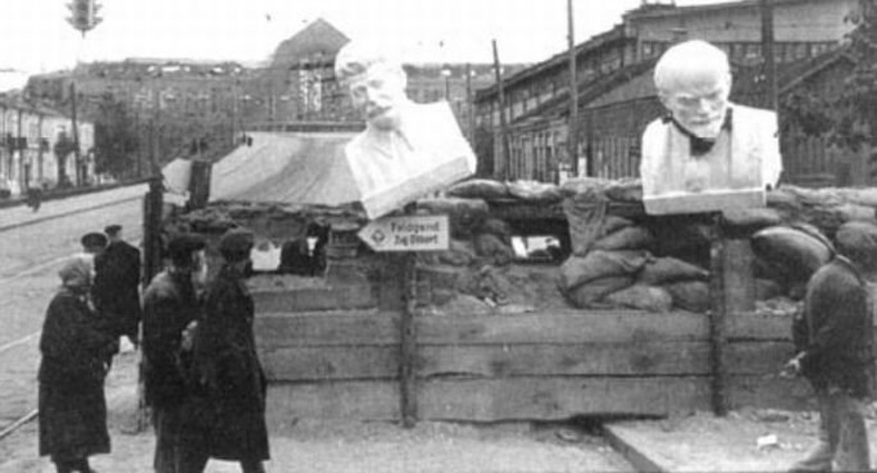 Остатки баррикад в Киеве на углу Жилянской и Коминтерна, октябрь 1941 года