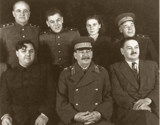 Иосиф Сталин с ближайшими соратниками Георгием Маленковым и Андреем Ждановым (сидят), сыном Василием и дочерью Светланой (стоят в центре). «Когда шла война, дед вообще ни с кем знакомиться не хотел, а после войны инсульт у него случился, поэтому тоже не до того было»