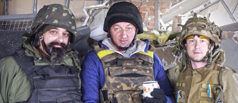 С мариупольским волонтером Ильей Лысенко (Хоттабычем) и оператором-фрилансером, автором двух фильмов «Быть добру. Территория киборгов» Дмитрием Степановым в терминале Донецкого аэропорта, октябрь 2014 года