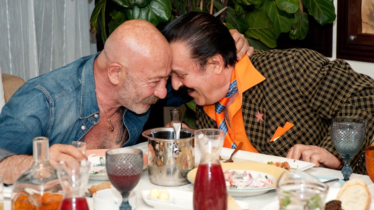 С Александром Розенбаумом. «А жизнь — она всегда прекрасна и не стареет никогда. И не проходят в ней напрасно ни день, ни ночь, ни все года»