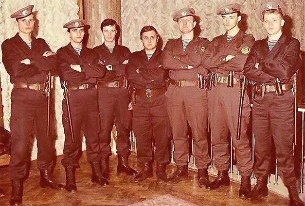 Новогодняя ночь 1992-го. Киевский резерв ОМОНа МВД Украины, Алексей Мочанов — второй справа, третий — Петр Полищук (трагически погиб)