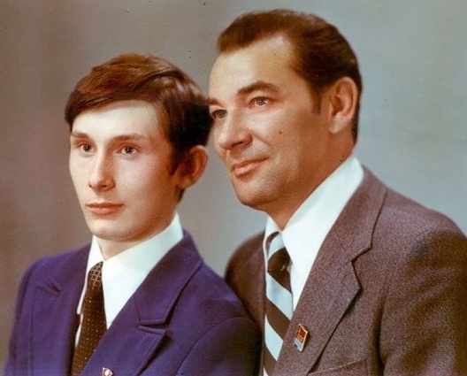 «Крушение своего мира и рождение чего-то нового отец очень тяжело переживал»