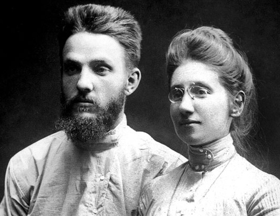 Виктор Некрасов родился в Киеве в семье врача. Отец — Платон Федосеевич, мать — Зинаида Николаевна (дальняя родственница Анны Ахматовой), старший брат Николай погиб во время Гражданской войны (был запорот до смерти)