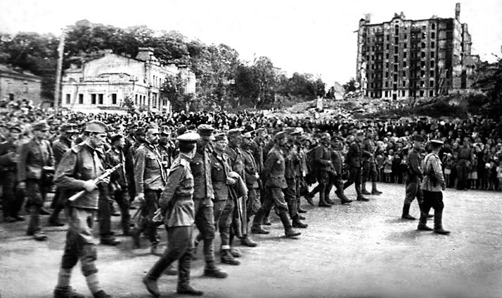 Немецкие военнопленные на Крещатике, 16 июля 1944 года