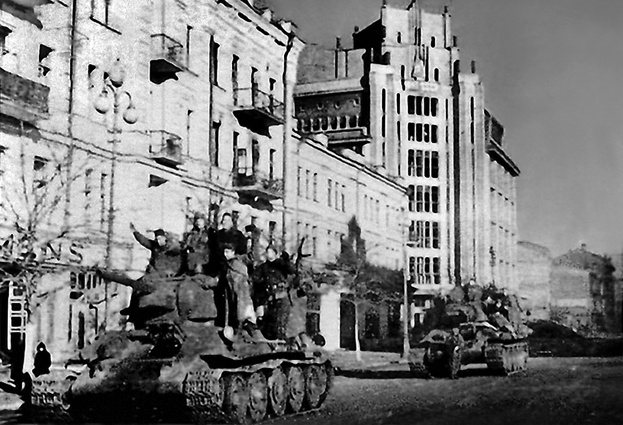 По освобожденному Крещатику идет танковая колонна советских войск, 1943 год 