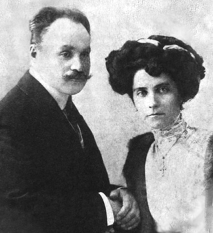  Родители Владимира Зельдина: Михаил Евгеньевич и Анна Николаевна. Отец был музыкантом, мать, учительница по образованию, полностью посвятила себя семье