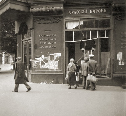 Киевляне перед портретом Гитлера в витрине магазина на углу улицы Карла Маркса (сейчас архитектора Городецкого) и Крещатика, Киев, осень 1941 года