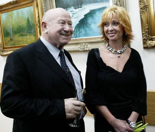 Алексей Архипович с дочерью Оксаной на открытии своей персональной выставки «Земная и космическая жизнь», апрель 2005 года