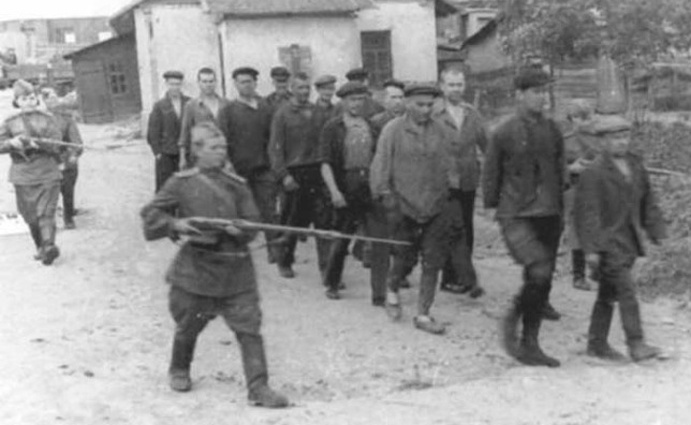 Конвоирование задержанных дезертиров. «Только в период с начала войны до конца 1941 года органы НКВД задержали свыше 710 тысяч дезертиров и более 11 тысяч уклонистов»