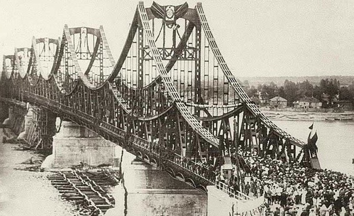 ­Цепной мост в Киеве, 1941 год. «На мост непрерывно шли части разного рода войск, колонны в отступлении создавали препятствие движению. В воздухе стоял непрерывный шум от криков и ругательств»