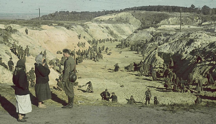 Местные жительницы общаются с немецким солдатом возле Бабьего Яра