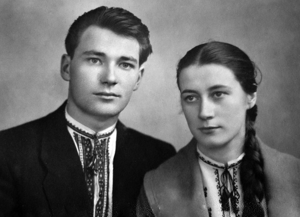 Родители Виталий Иванович и Вера Михайловна. Мать работала ветеринарным врачом, а отец был партийным работником — первым секретарем Ровненского горкома, а затем обкома Компартии Украины, народным депутатом Украины от Коммунистической партии, секретарем ЦК КПУ