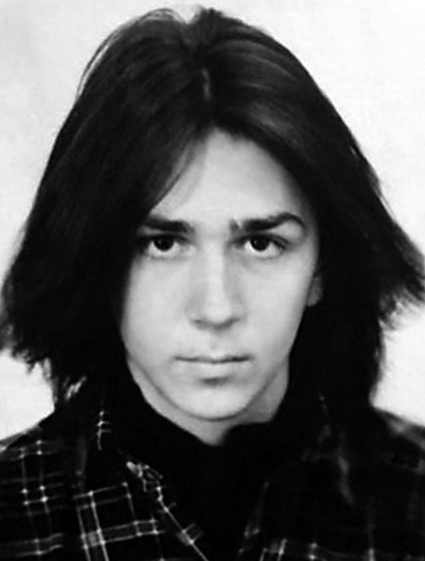 Сергей Шнуров родился 13 апреля 1973 года в Ленинграде, после школы поступил в Ленинградский инженерно-строительный институт, не окончив который перешел в Реставрационный лицей. Затем поступил в Теологический институт на философский факультет, где проучился три года