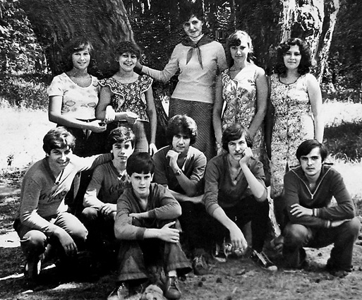 Выпускник 21-й школы Днепропетровска Игорь Коломойский (в центре) был награжден значком ВЛКСМ «За отличную учебу», имел первый разряд по шахматам, с 1980-го по 1985-й учился в Днепропетровском металлургическом институте имени Брежнева, получил диплом инженера. «Пять лет после института по распределению я работал и официально с госпредприятия в 90-м году уволился»