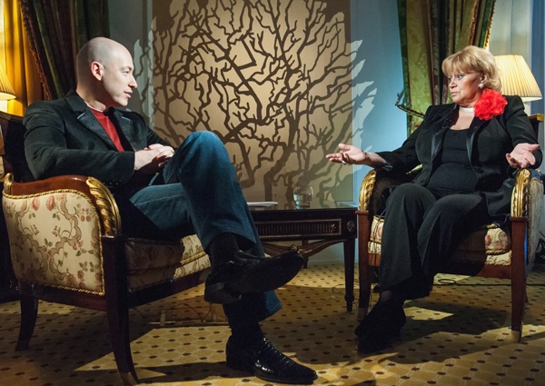 С Дмитрием Гордоном. «Я бы никому не пожелала актерской профессии, и вообще, мне кажется, театр во что-то другое переформатировать надо»