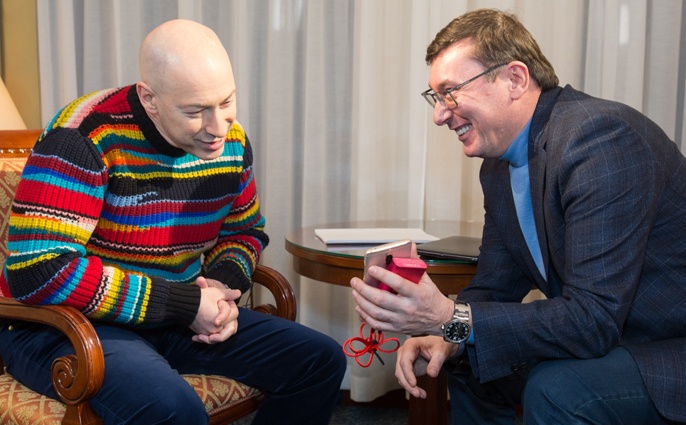 С Дмитрием Гордоном. «Я себя читать заставляю: времени мало, но человеком я и в милиции, и в тюрьме остался именно потому, что читал»