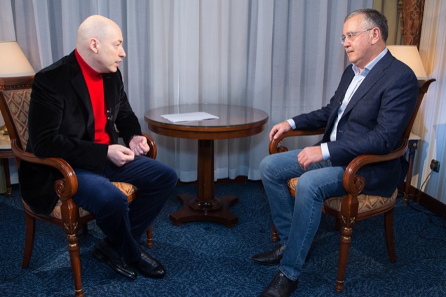 С Дмитрием Гордоном. «Дело для меня важнее, и кстати, ни единой государственной награды у меня нет. И не хочу — я и без них классно себя чувствую»