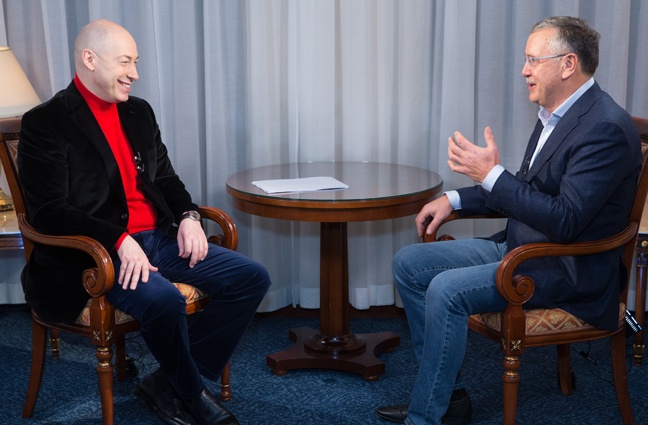 С Дмитрием Гордоном. «Анатолий Степанович, а вы пророк!». — «Ни в коем случае!» Фото Ростислава ГОРДОНА