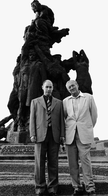 «Над Бабьим Яром шелест диких трав. Деревья смотрят грозно, по-судейски». С Дмитрием Гордоном у монумента погибшим в Бабьем Яру, Киев, начало 2000-х