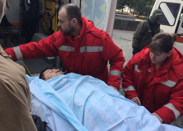 Задержание отстраненного председателя государственной фискальной службы, подозреваемого в нанесении государству ущерба на сумму два миллиарда гривен, сопровождалось драматическими событиями. Насиров заявил о своей тяжелой болезни и слег в Феофанию. Транспортировка в больницу