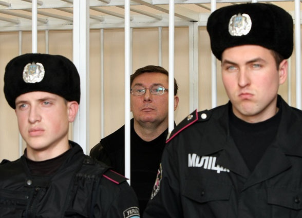 «Я себе зарок дал, что ни секунды на месть по отношению к тем, кто меня давил, не потрачу, но тех, кто страну давил, доканывать буду»