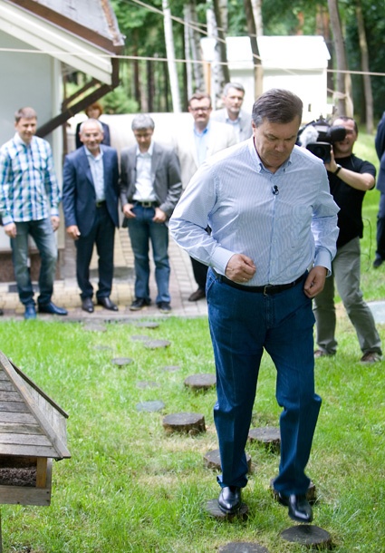 Незадолго до бегства из Украины «легитимный президент» бегал по пенькам для поддержания физической формы и жизненного тонуса