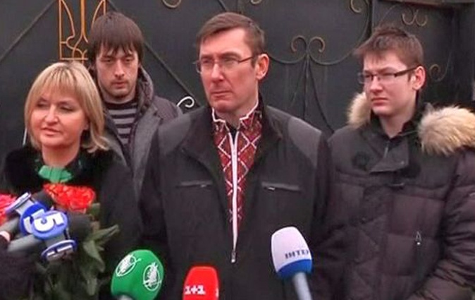 С супругой Ириной и сыновьями Александром и Виталием, апрель 2013 года. «Когда из тюрьмы вышел, меня самые близкие, конечно, встречали, и я им тогда сказал: «Через полгода революция будет»