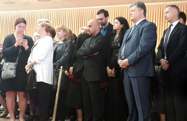 Журналисты Мустафа Найем и Сергей Лещенко, Севгиль Мусаева, президент Украины Петр Порошенко, глава Администрации президента Борис Ложкин и другие во время прощания с Павлом Шереметом, погибшим в Киеве 20 июля 2016 года. «Вдруг стрельнет: Паши нет. И как-то холодно на душе»