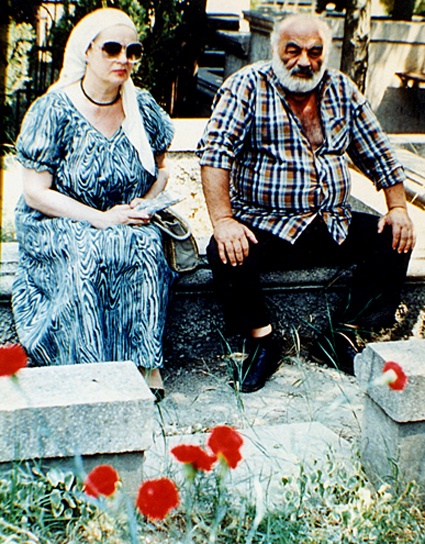 С киевлянкой, дочерью дипломата Светланой Щербатюк Сергей Параджанов прожил семь лет, в этом браке родился единственный ребенок кинорежиссера — сын Сурен. «Сейчас мама — одинокая женщина-инвалид»